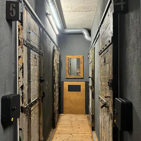 Swed Cab Embassy Hostal *