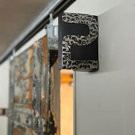 Swed Cab Embassy Hostal