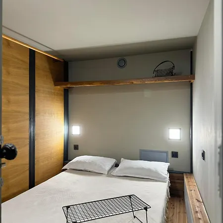 Swed Cab Embassy Hostel *