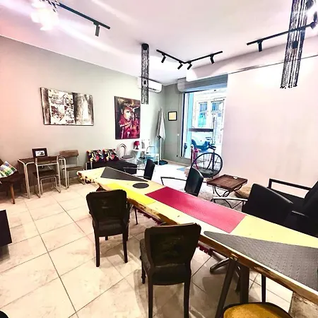 Swed Cab Embassy Hostel Warna